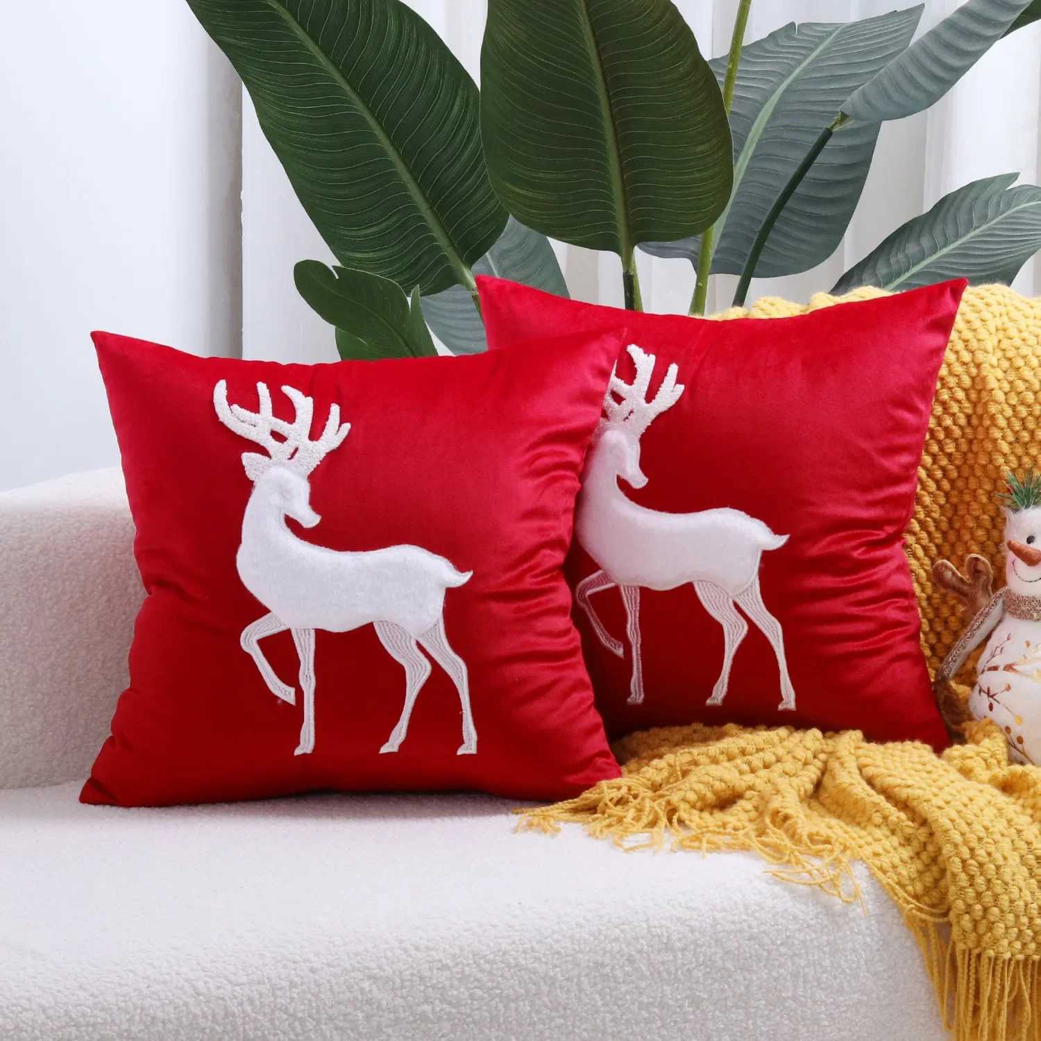 Christmas Patchwork Embroidered Cushion Cover Red Green MerryChristmas Pillow Case Velvet Home Decor Decorative Cushion for Sofa Y251105