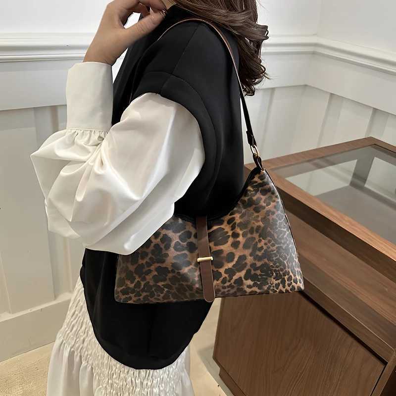 New Large Capacity Womens Bags Fashion Leopard Print Tote Premium Texture Versatile Commuting Shoulder Armpits Z251104