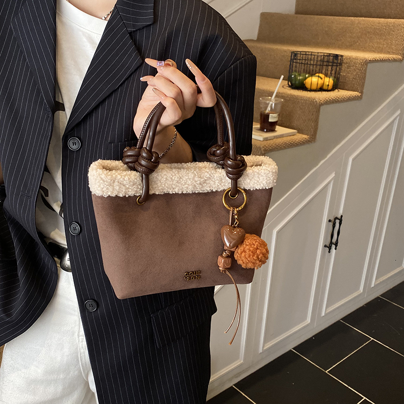 Frosted retro bag for women in autumn and winter 2025, new casual plush crossbody bag, popular and explosive bucket bag this year