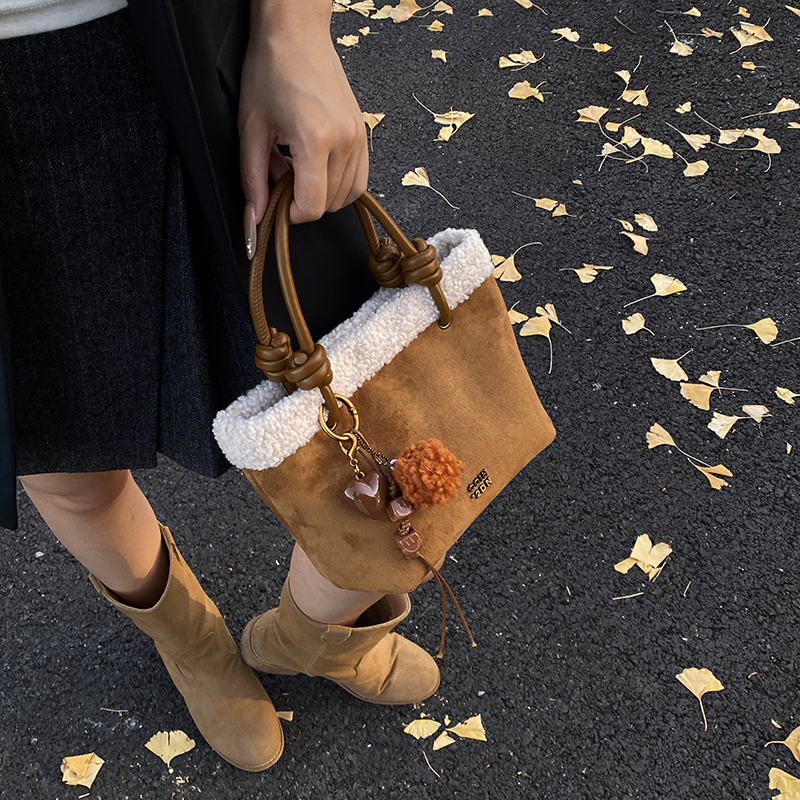 Frosted retro bag for women in autumn and winter 2025, new casual plush crossbody bag, popular and explosive bucket bag this year