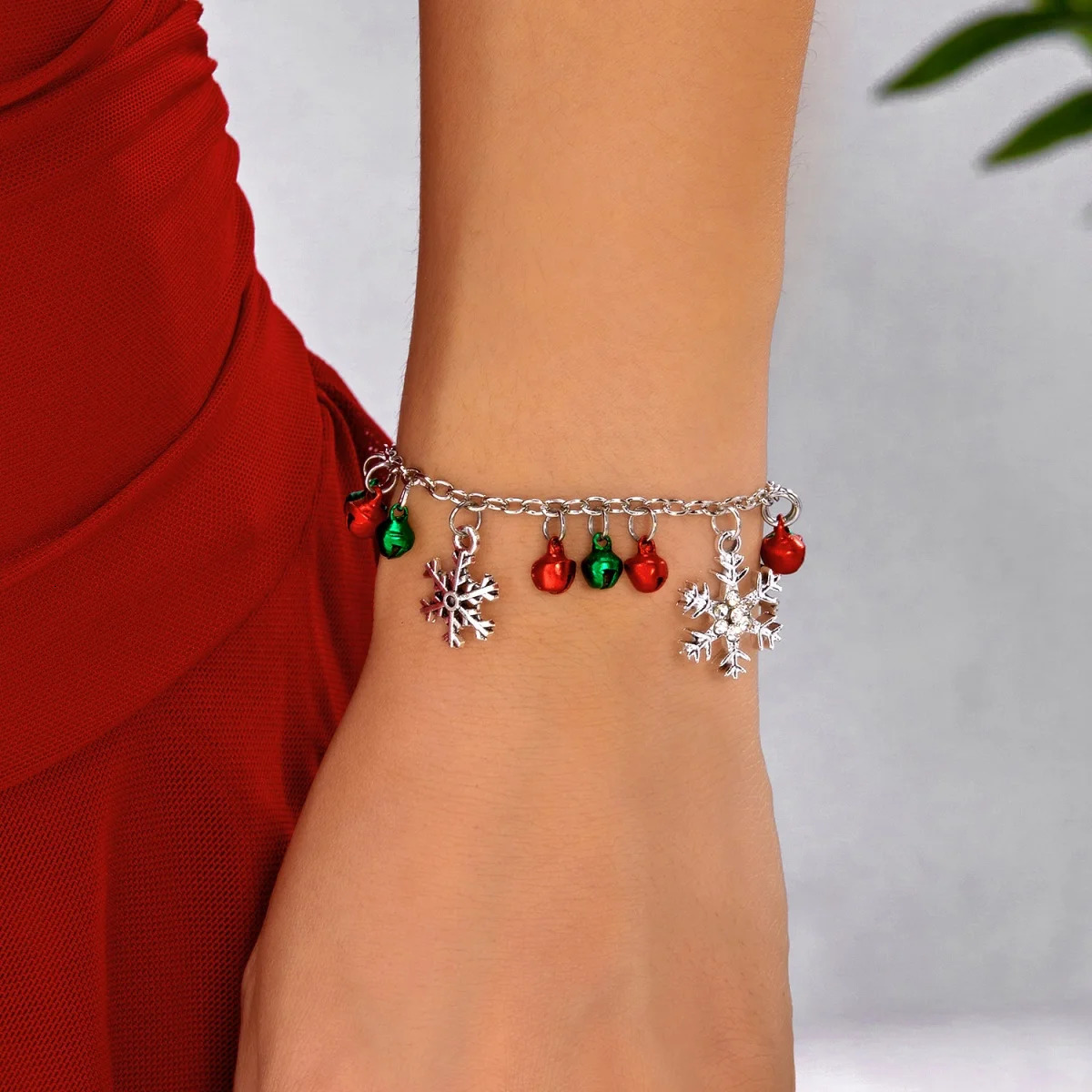 Christmas Bracelet Snowflake Red Green Bells Fringe Pendant Bangle Year Party Jewelry Holiday Gift For Women Men 251104