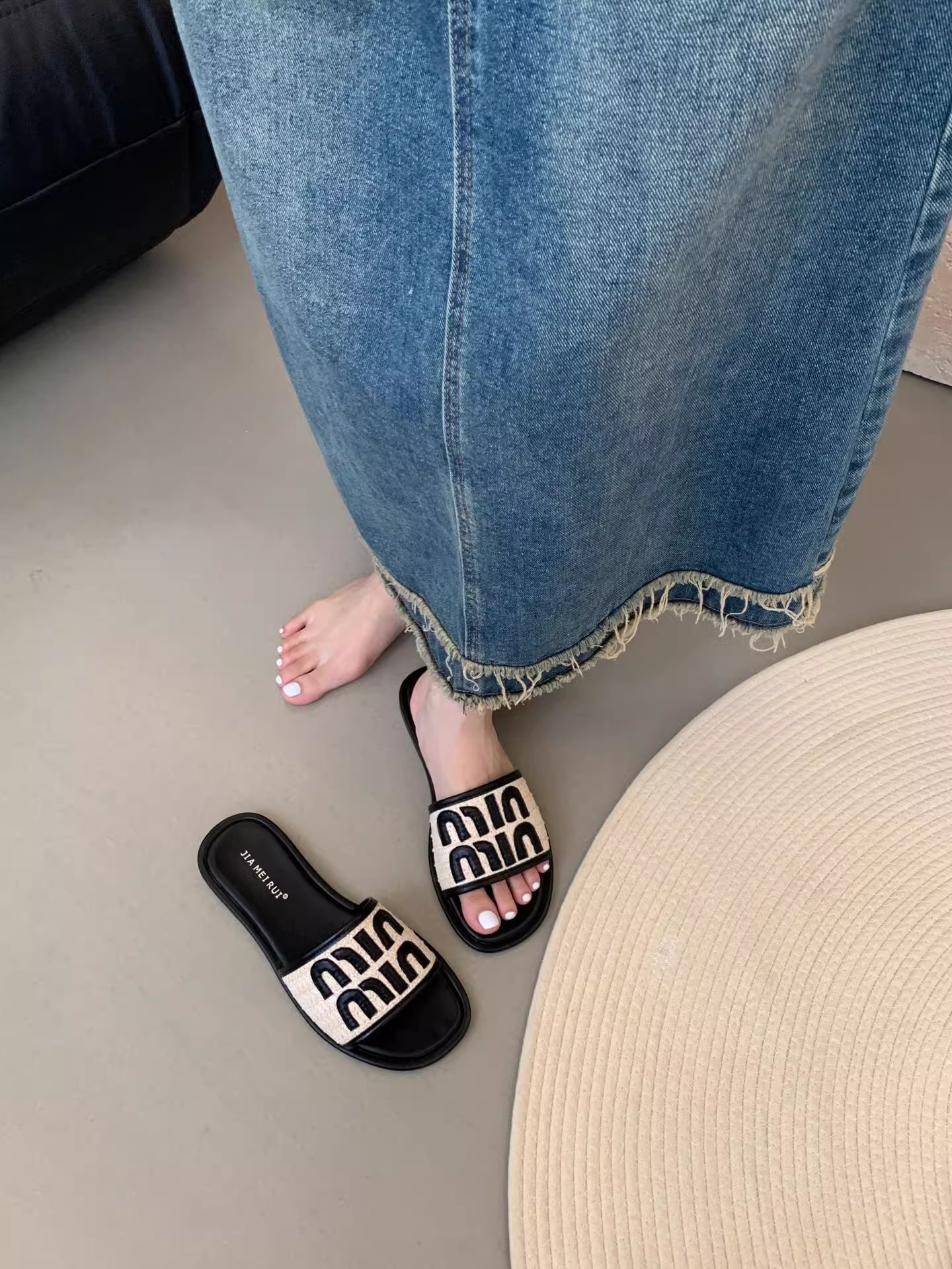 designer shoes 2025 new French extremely beautiful women's summer outdoor cool slippers with a high-end sense slippers soft-soled women's sh