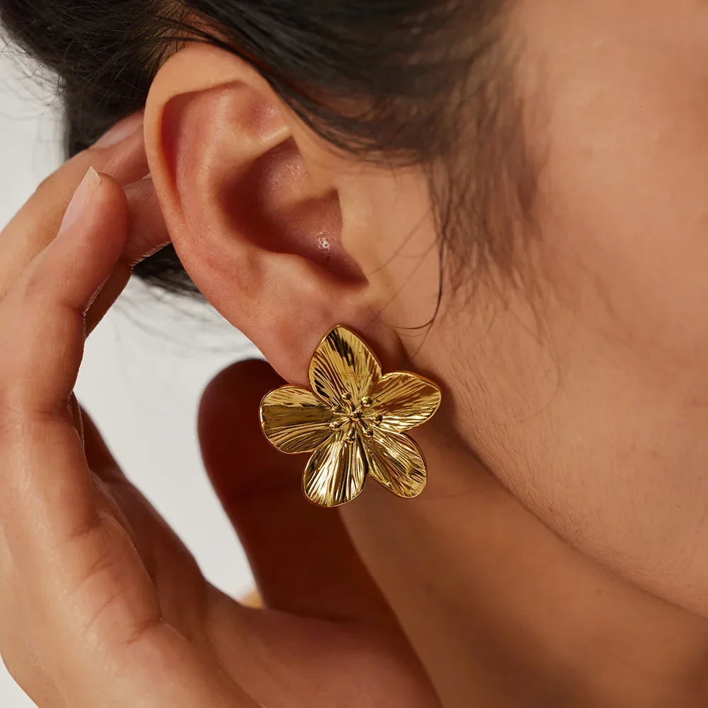 Vintage Gold Color Metal Flower Stud Earrings for Women Fashion Statement Party Daily Wear European American Earrings 2024 251131