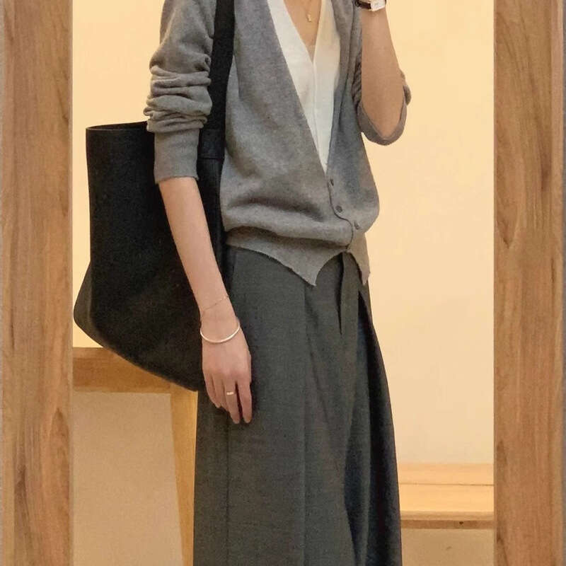 Fake Two-Piece V-Neck Knitted Cardigan Early Autumn Women's Design Sense Niche French Loose Short Long Sleeve Top Gray B5