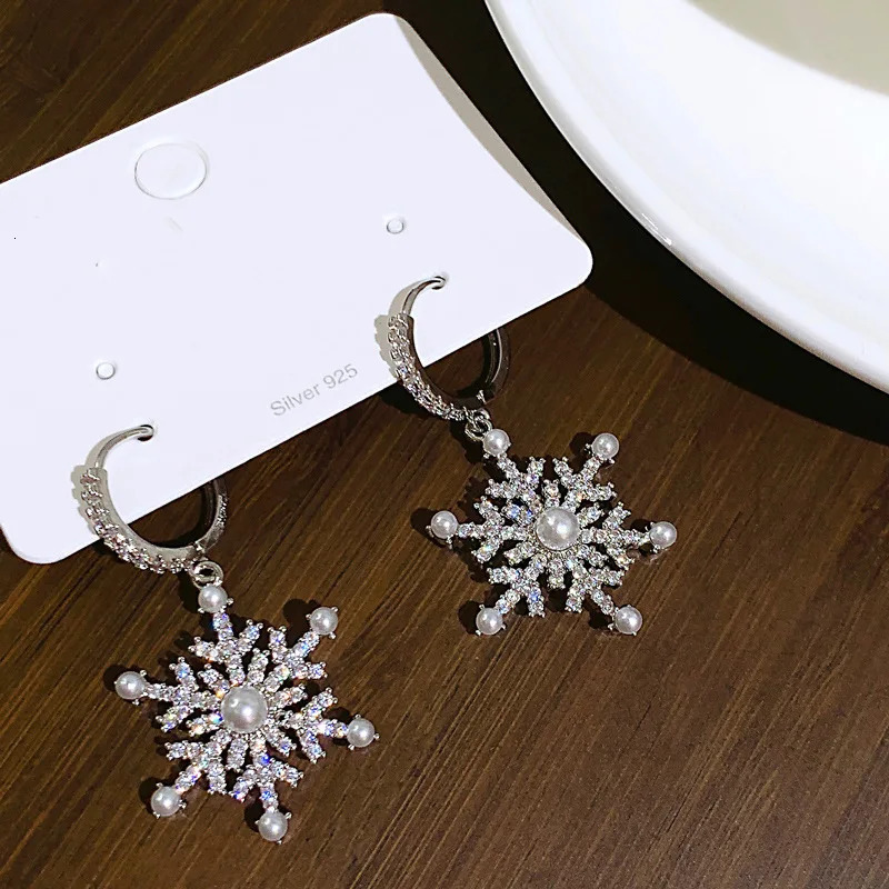 Sparkling Crystal Zircon Snowflake Pendant Earrings Women Exquisite Imitation Pearl Nebula Earrings Women Year Party Jewelry 251131