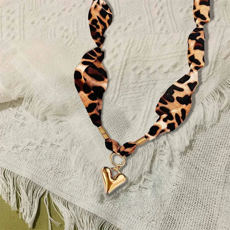 Vintage Leopard Print Peach Heart Necklace Pendant Chain Women Girls Gifts Fashion Jewelry Party Gift 2025 Style 251031