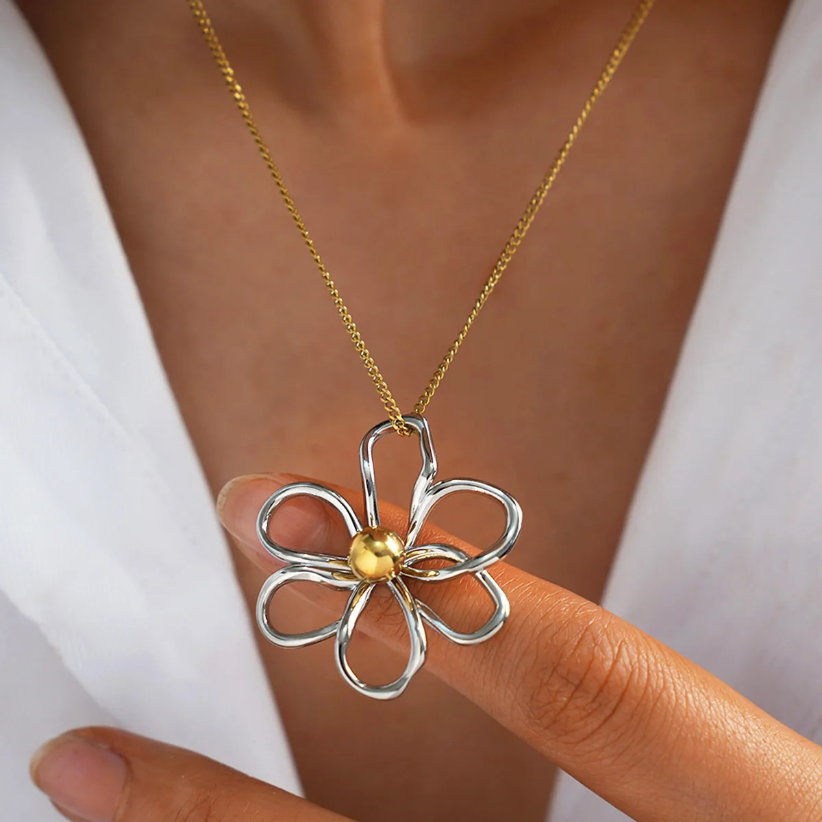 Fashion Hollow Flower Stainless Steel Necklace 18K Gold Plated Waterproof High Quality Jewelry For Daily Wear Vacation Seaside 251031