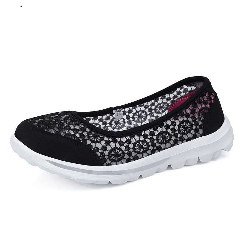 Large size for spring summer, new lace casual flat middle-aged and elderly walking mother's shoes, foot stomping women's shoes
