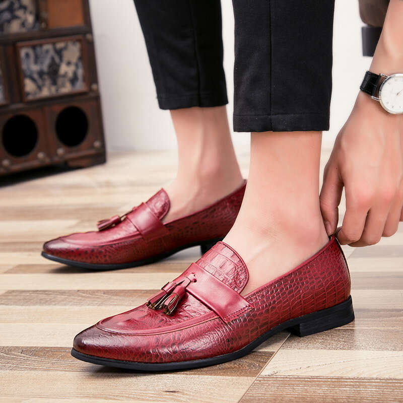Oversized British pointed leather 2023 Spring and Autumn season crocodile patterned tassels business casual men's office shoes