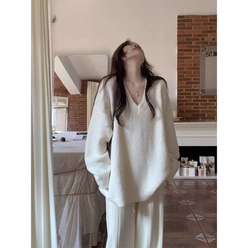 Casual Style White V-Neck Pullover Sweater For Women, Autumn Winter New Loose Slimming Knitted Top With High-End Feel B5