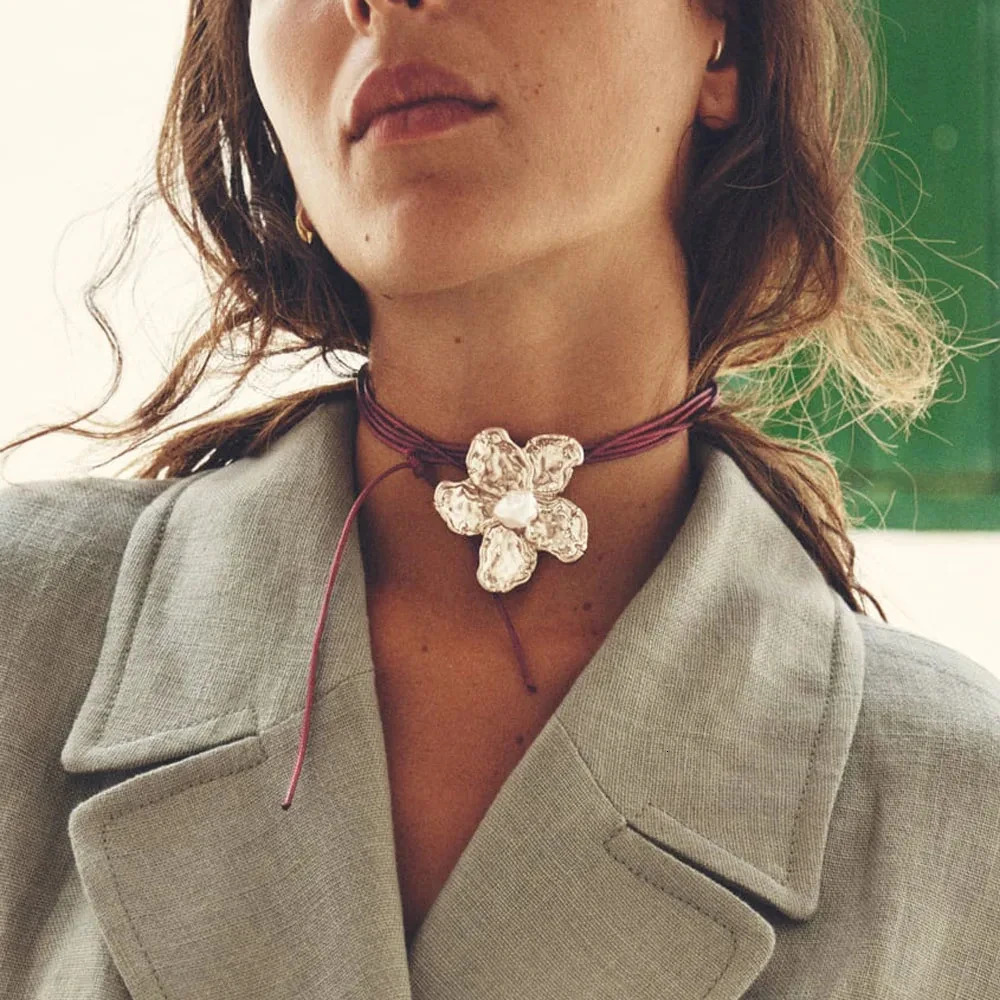 Casual Creative Flower Pendant Necklace Gold Color Alloy Choker Necklae for Women in Charm Holiday Party Jewelry 251031