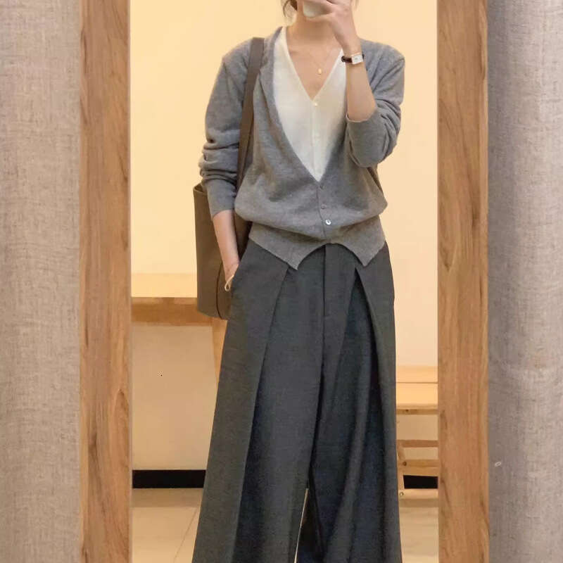 Fake Two-Piece V-Neck Knitted Cardigan Early Autumn Women's Design Sense Niche French Loose Short Long Sleeve Top Gray B5