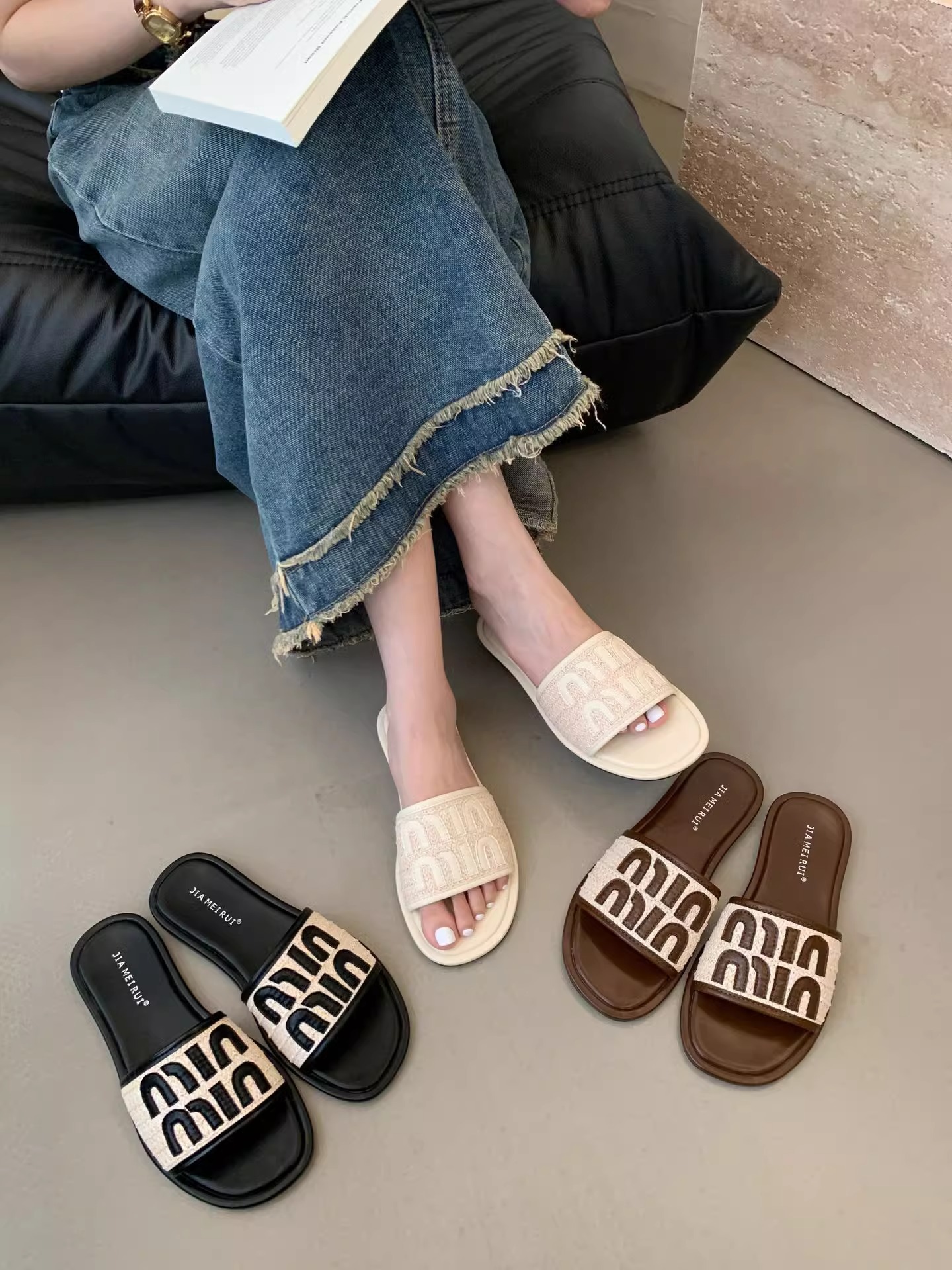 designer shoes 2025 French extremely beautiful women's summer outdoor cool slippers with a high-end sense slippers soft-soled women's shoes 