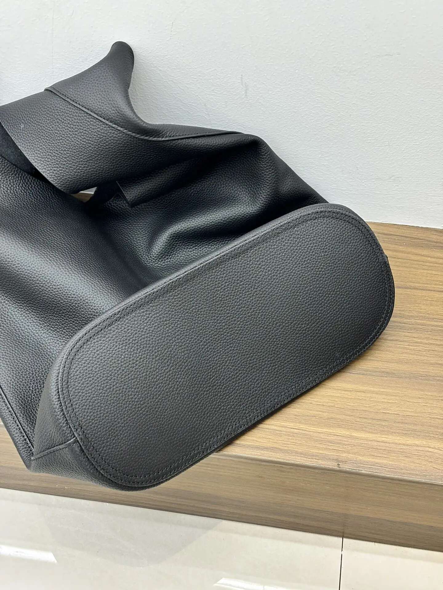 2025 Spring Trending Quiet Hobo Soft Slouchy Leather Shoulder Bag For Work Travel Minimalist Aesthetic