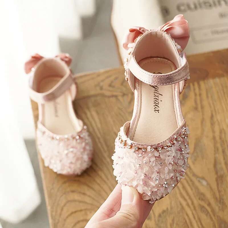 2025 New Children's Leather Wedding Children's Princess Sparkle Bow Girls' Casual Dance Shoes Designer Fashion Flat Sandals