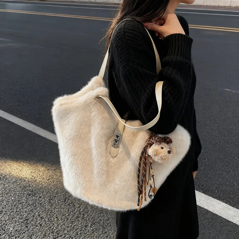 Winter Fluffy Shoulder Bag Women Large Capacity Simple Texture Tote Bag Fashion Casual and Versatile Bucket Bag for Commute 251104