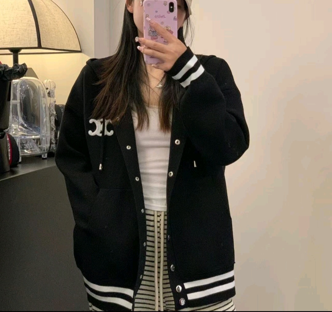 Contemporary Unisexual T-Shirt Featuring Stylish Embroidery Details