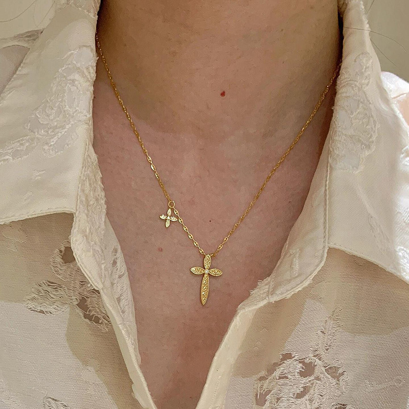 Leaf Crushed Ice for Women, Light Luxury Style, Versatile, 24K Plated Craft, Minimalist Cross Flower Necklace