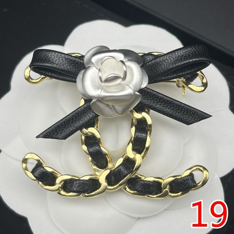Designer Luxury best top quality High-version Stylish double C letter brooch pearl fashionable and versatile anti-glare brooch Festival gifts 2025