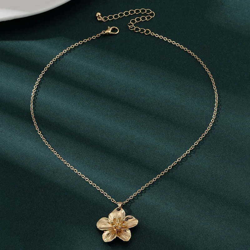 LATS Fashion Metal Wrinkled Stereoscopic Flowers Pendant Necklace for Women Charm Temperament Clavicle Chain Party Jewelry 251031