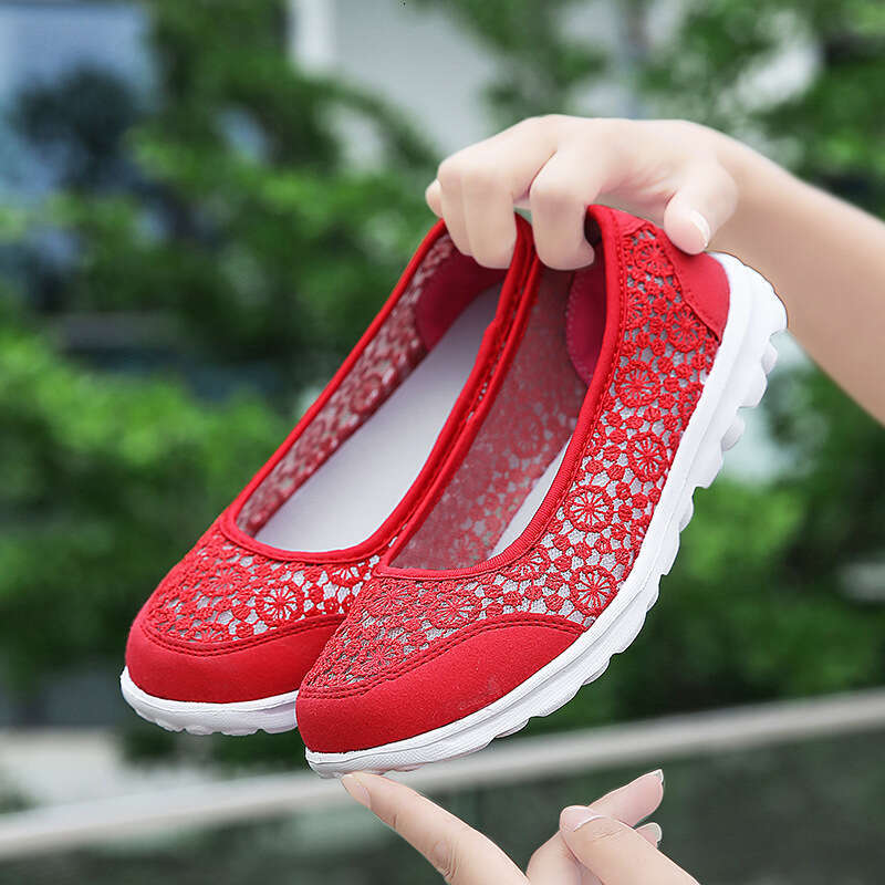 Large size for spring summer, new lace casual flat middle-aged and elderly walking mother's shoes, foot stomping women's shoes