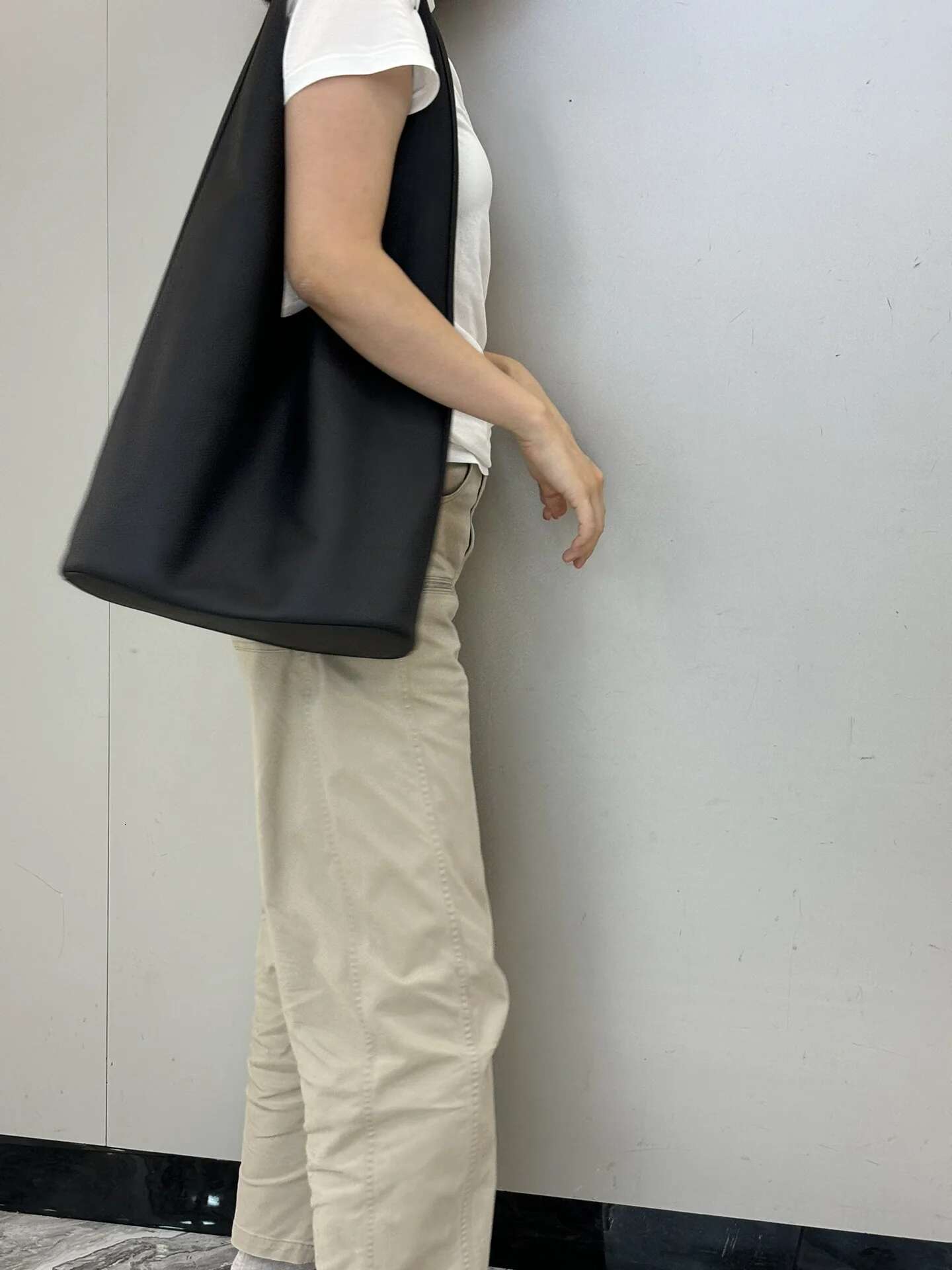 2025 Spring Trending Quiet Hobo Soft Slouchy Leather Shoulder Bag For Work Travel Minimalist Aesthetic