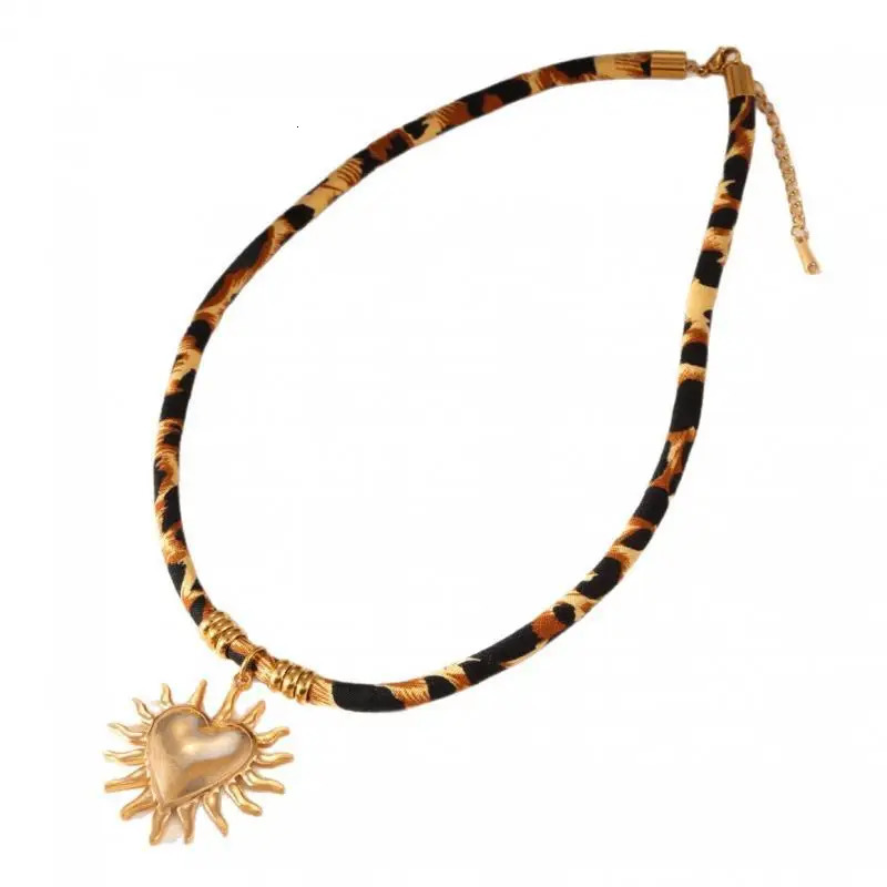 Bohemia Stainless Steel Starfish Heart Pendant Necklaces for Women Fashion Leopard Print Velvet Rope Necklaces Jewelry Gifts 251031