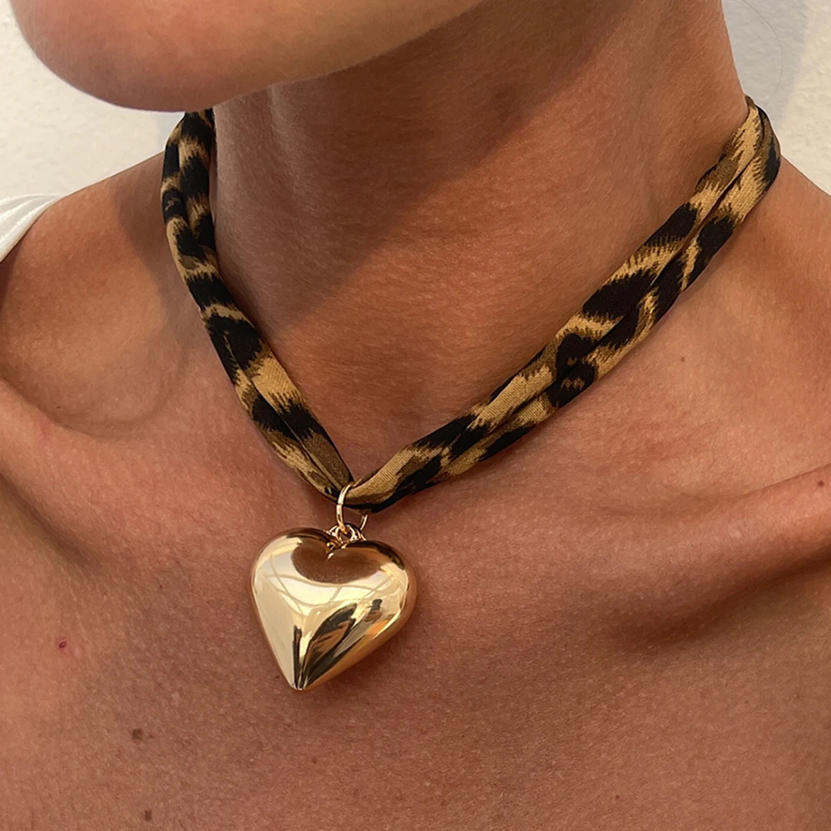 KunJoe 7 Styles Metal Starfish Conch Heart Pendant Necklace Women Leopard Pattern Soft Cotton Velvet Short Choker Neck Chain 251031