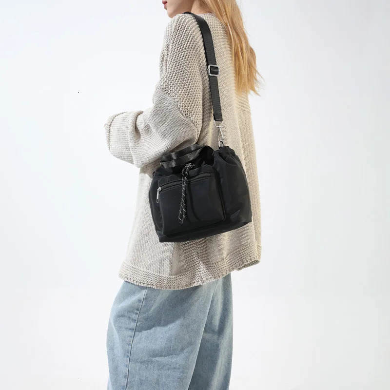 1 solid color womens shoulder bag Versatile handheld crossbody fashionable bucket can accommodate mobile phones 250401