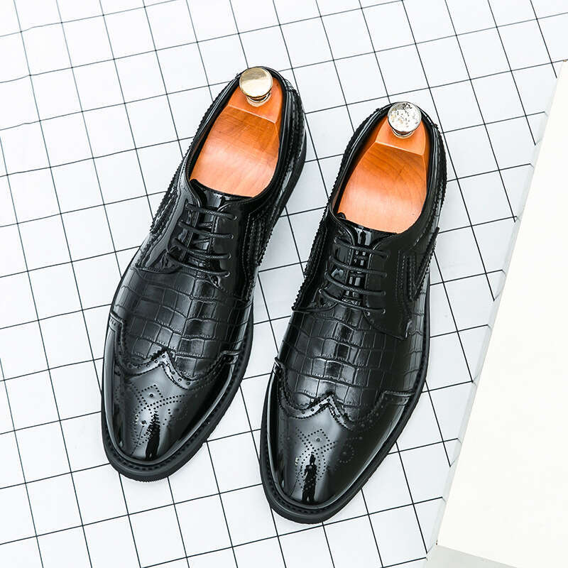 Men's oversized new fashionable men's Block carved shoes, patent leather glossy lace up wedding shoes