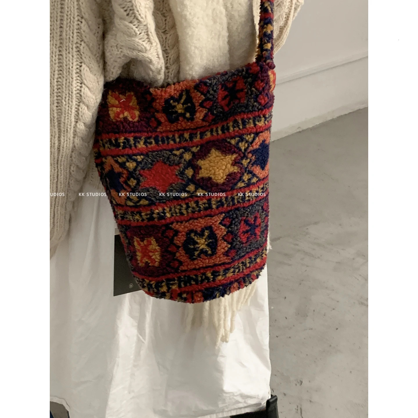 Fashionable Large Capacity Crossbody Plush Bucket Bags Autumn Winter Cute Lamb Wool Bag for Women 251104