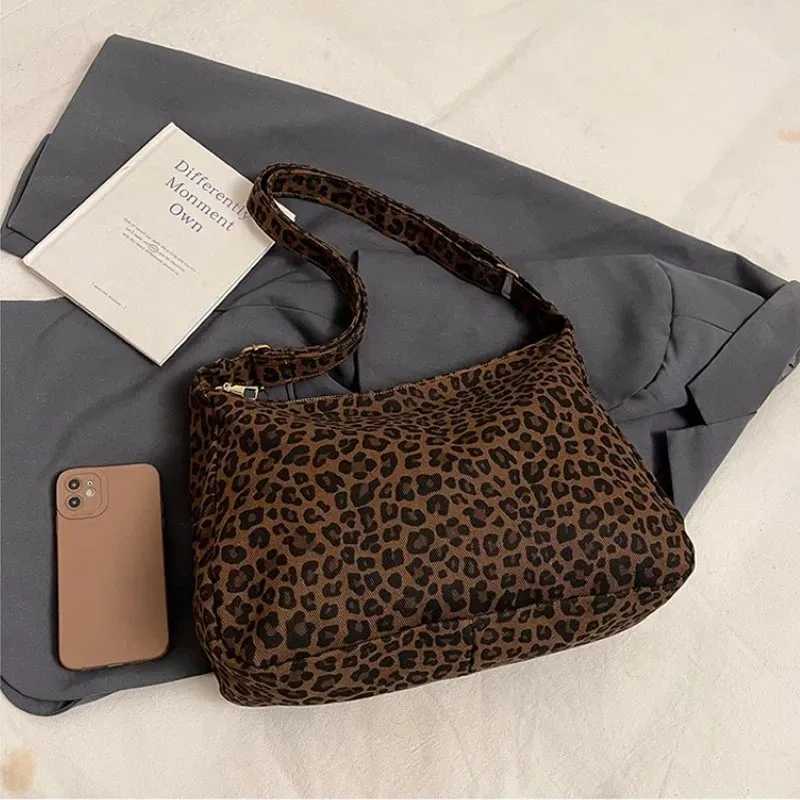 Fashionable Large Capacity Autumn Winter Leopard Print Commuter Single Shoulder Tote Bag Casual Crossbody Bag for Men and Women Z251104