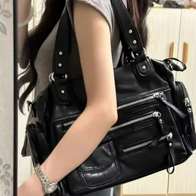 2025 Vintage Punk Women Tote Bags Trend Large Capacity Crossbody Shoulder Bags Moto Style Multi Pockets Commute Bolso Mujer 251031