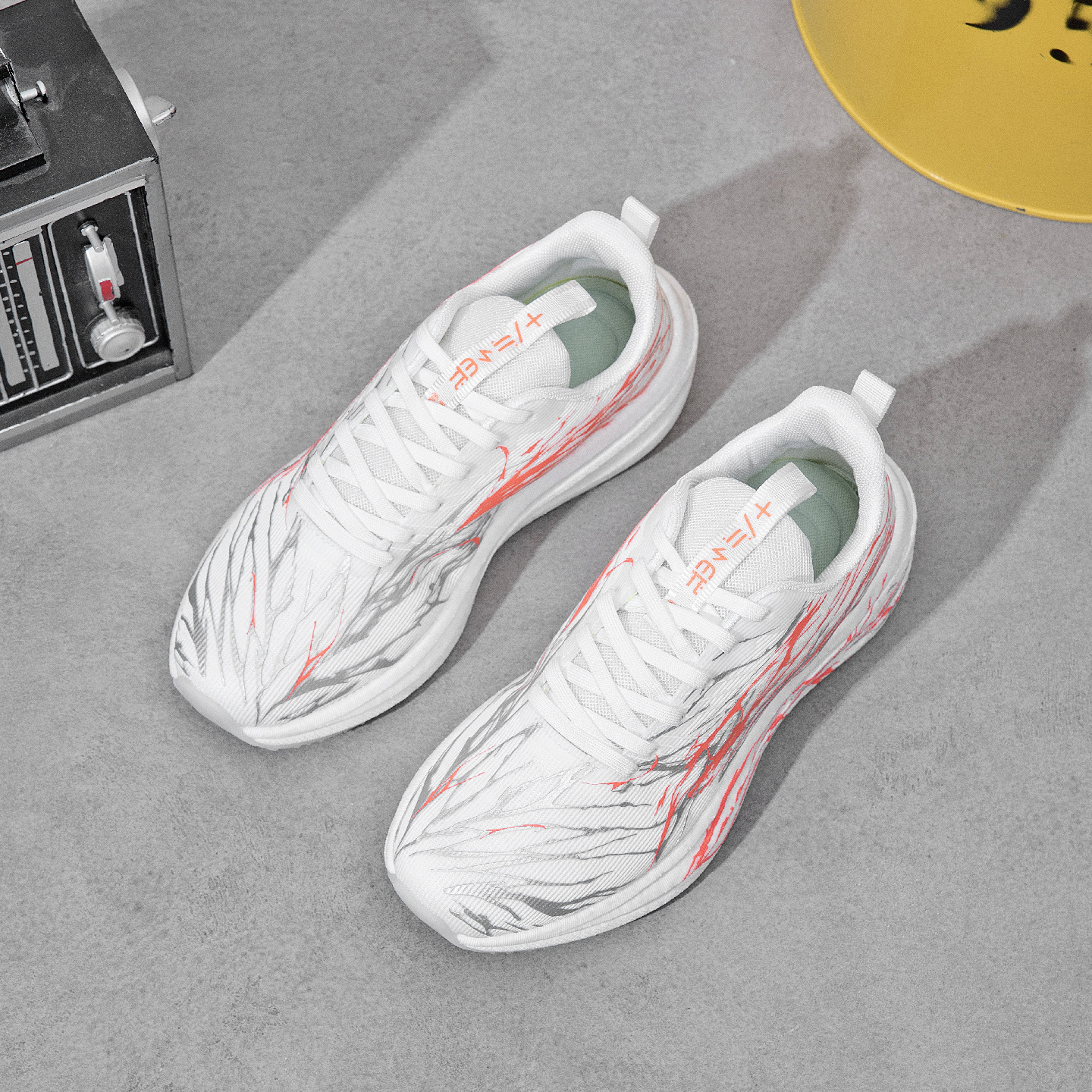 2025 New Fashion Lightweight Breathable Running Shoes for Men & Women Thick Sole Mesh Sneakers