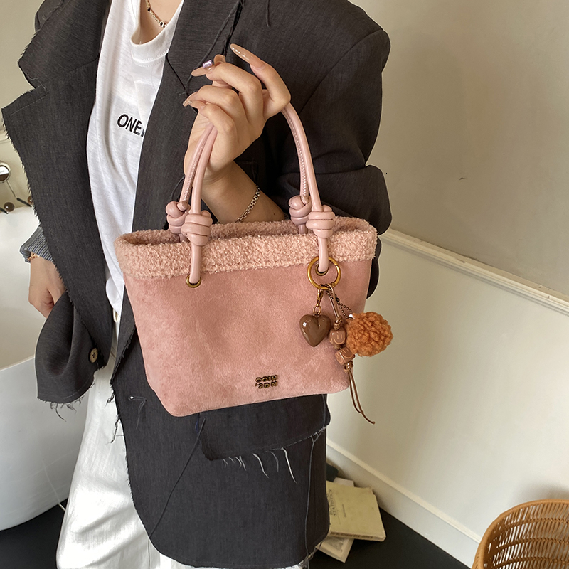 Frosted retro bag for women in autumn and winter 2025, new casual plush crossbody bag, popular and explosive bucket bag this year