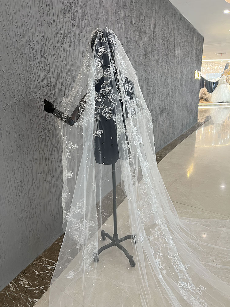 Romantic Wedding Veil Pearls Appliques Lace One Layer Cathedral Length Bride Veils High Quality Customized velo de novia