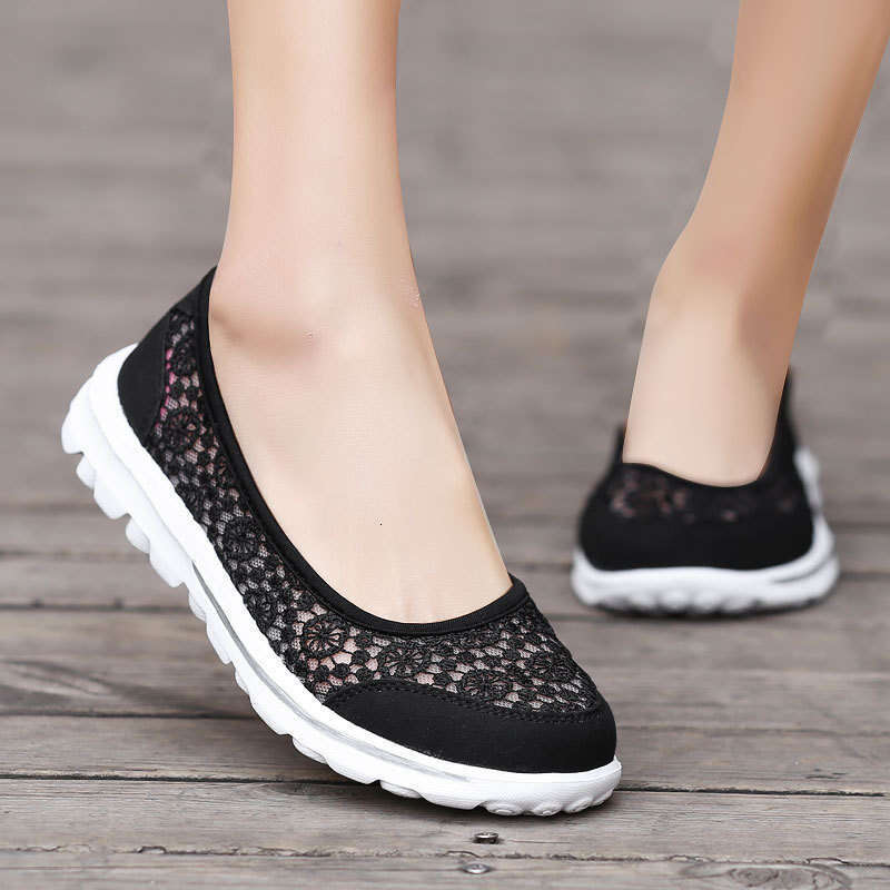 Large size for spring summer, new lace casual flat middle-aged and elderly walking mother's shoes, foot stomping women's shoes