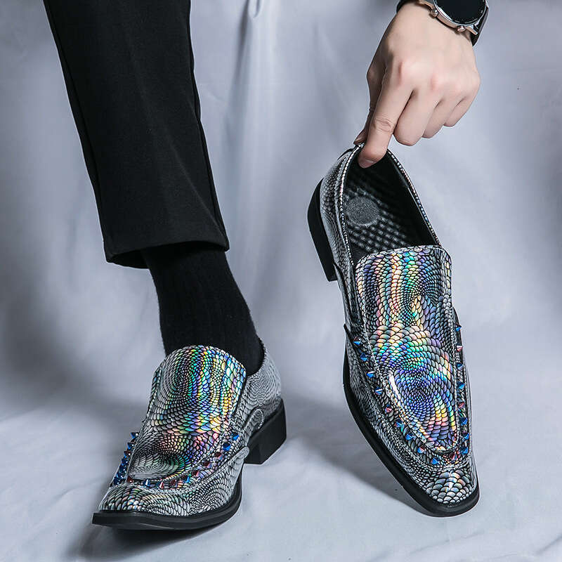 Large Chelsea color changing pointed leather shoes, sizes 33-45, generous and fashionable willow nail fish scale loafers