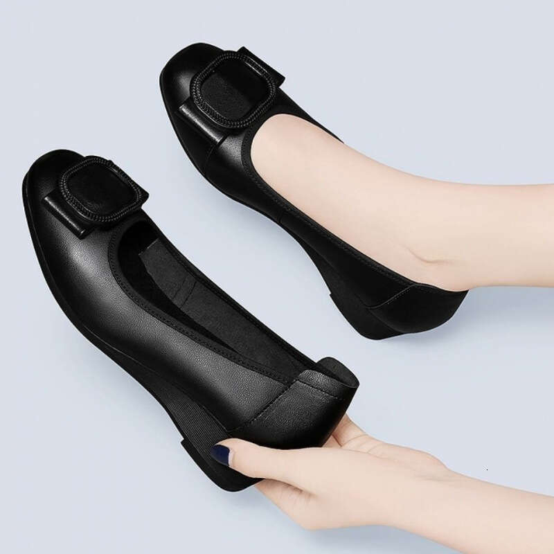 Professional genuine slope follow-up shoes, women's 2024 new spring/summer flat bottomed black sole soft mom's little leather shoes
