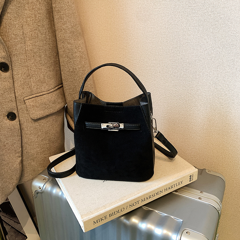 2025 Spring Women's Simple Leisure Fashion Luxury Party Handbag Large Capacity Crossbody Bag Essential Shoulder Bag for College Students Shopping