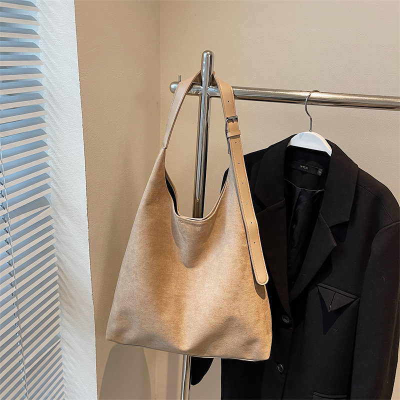 New Spring Women's Simple Leisure Fashion Luxury Party Handbag Large Capacity Crossbody Bag Essential Shoulder Bag for College Students Shopping