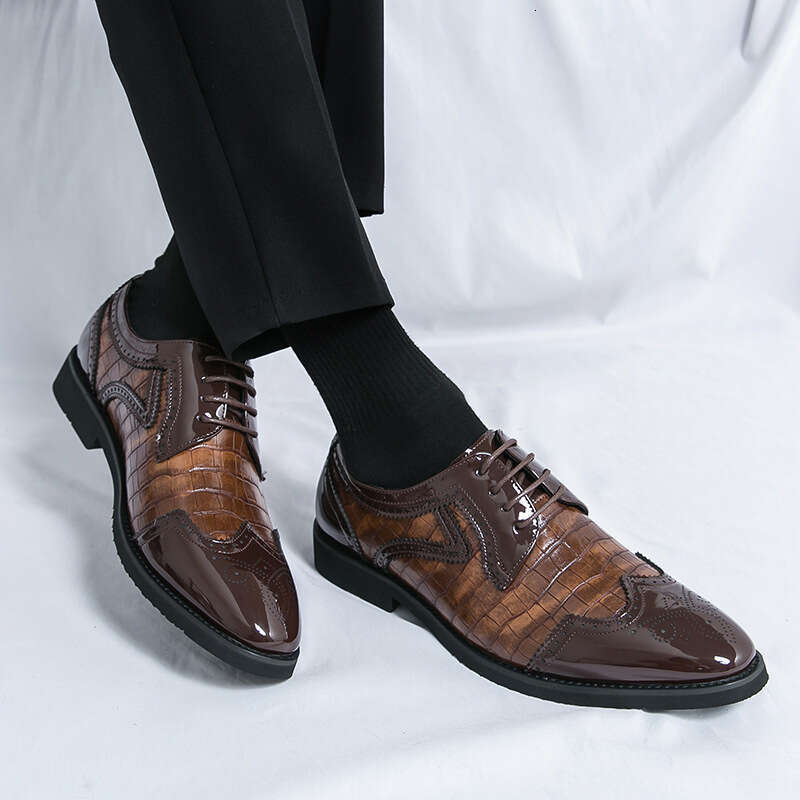 Men's oversized new fashionable men's Block carved shoes, patent leather glossy lace up wedding shoes