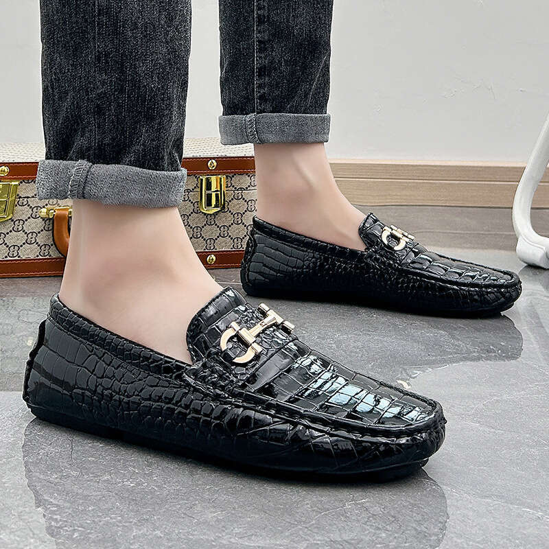 Large casual and fashionable bean sizes 38-48, one foot fashion red lazy shoes, wedding men's shoes