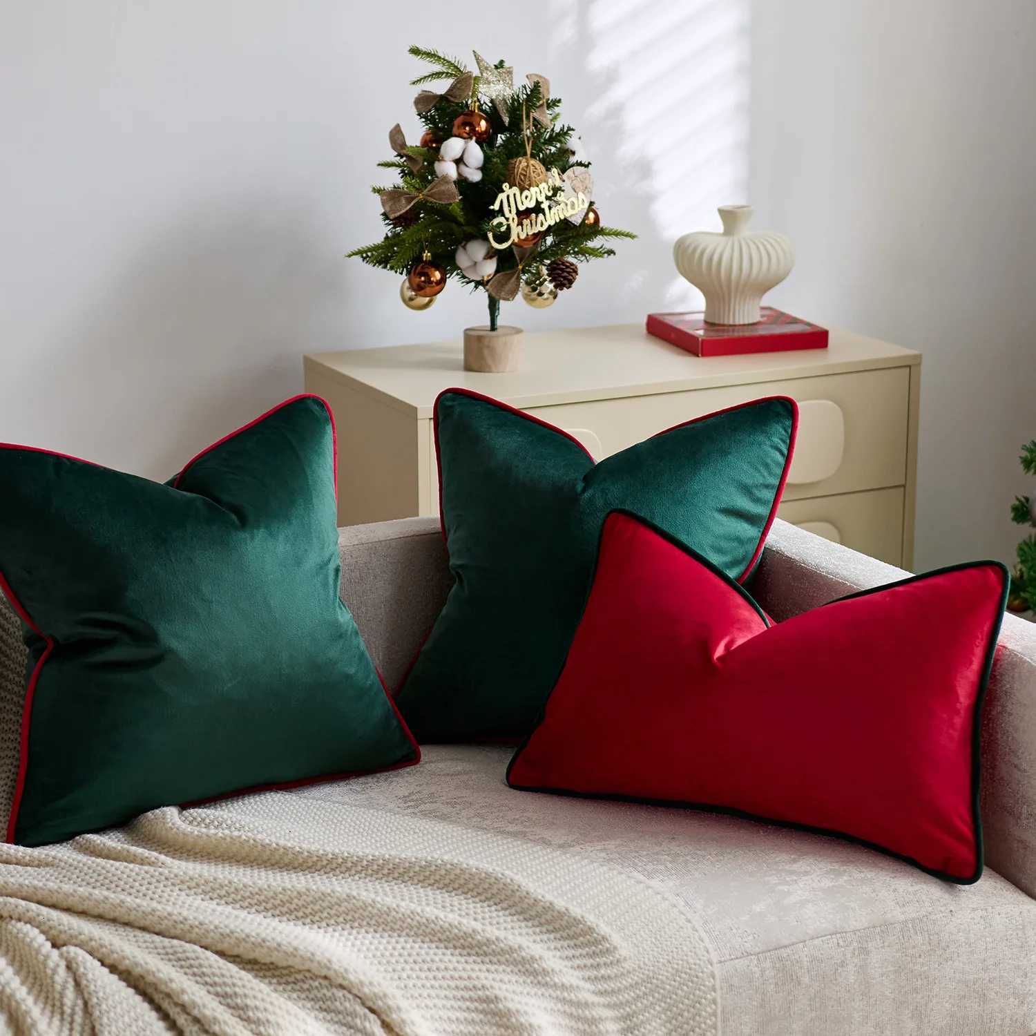Christmas Red Green Velvet Cushion Cover with Contrast Piping Nordic Luxury Decorative Pillowcase for Xmas Holiday Party Decor Y251105