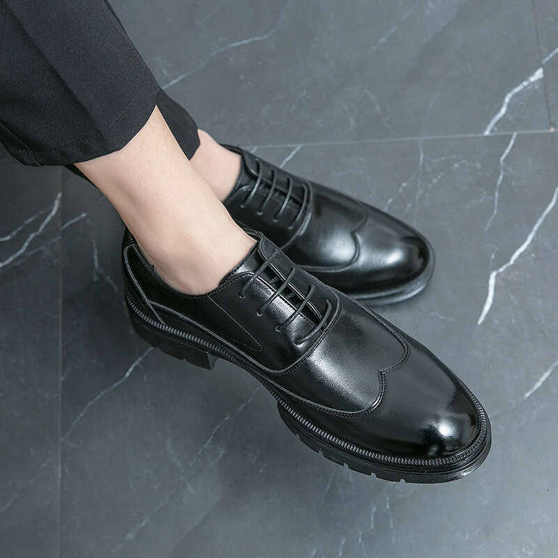 Men's in plus size, new leather fashionable men's business dress shoes, trendy thick soled groom's wedding shoes