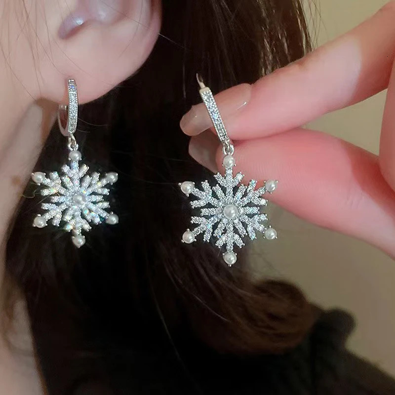 Sparkling Crystal Zircon Snowflake Pendant Earrings Women Exquisite Imitation Pearl Nebula Earrings Women Year Party Jewelry 251131