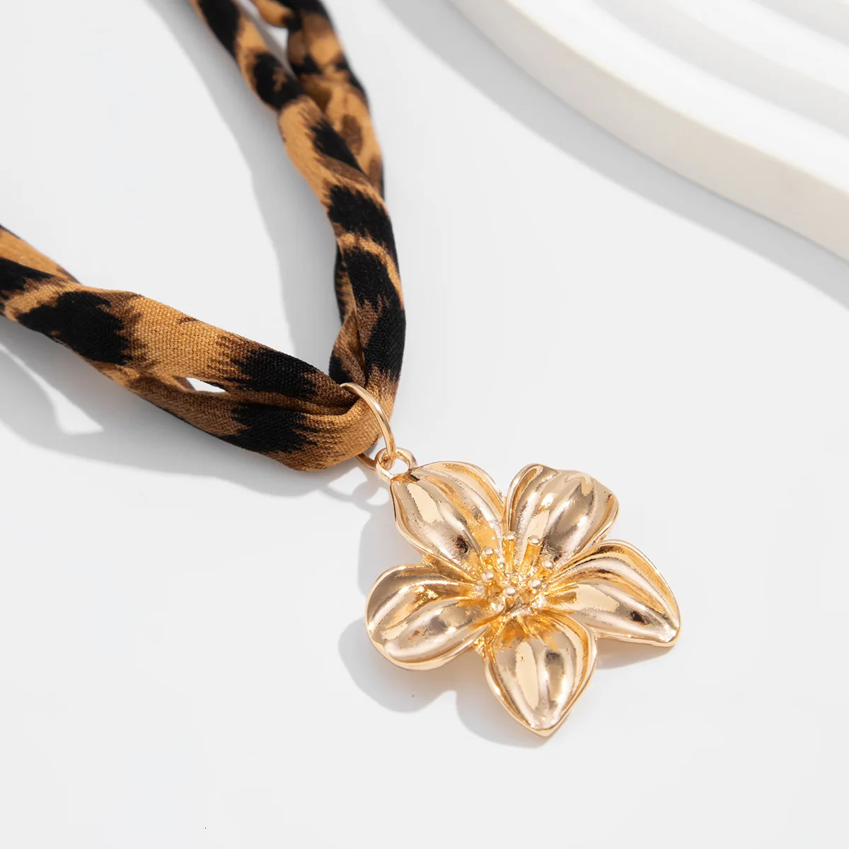 Retro Gold Color Alloy Flowers Clarbone Chain Necklace Portia Ribbon Women Necklace Fashion Summer Jewelry Accessories 251031