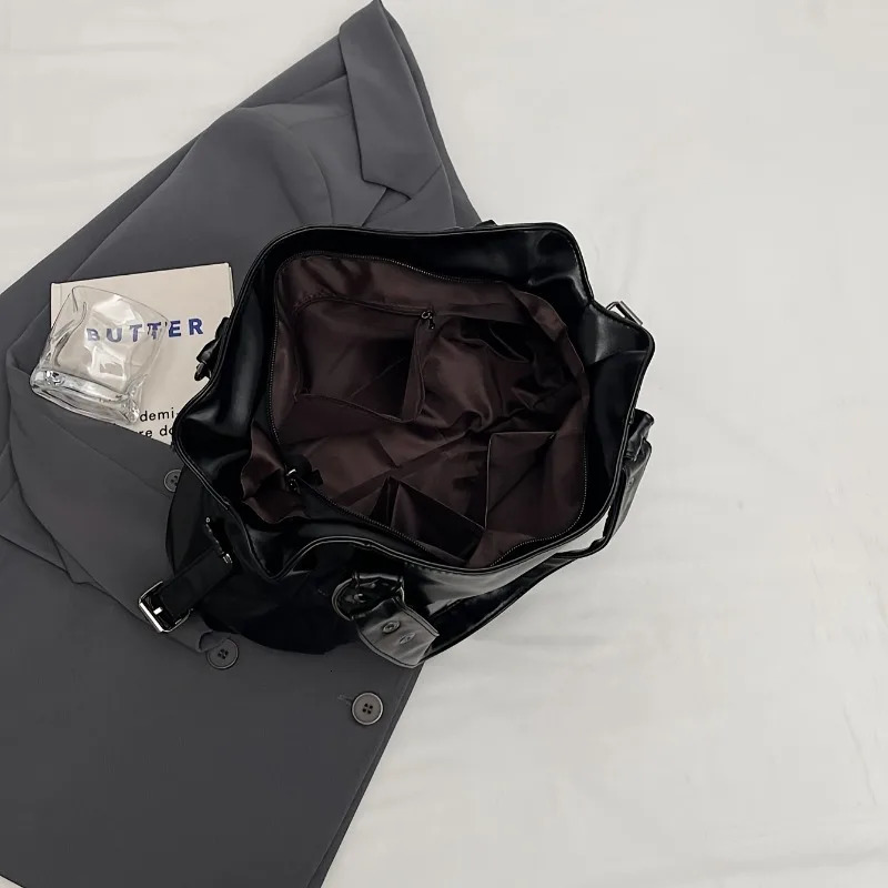 Large Capacity Vintage Leather Handbag with Zipper Closure Crossbody Tote Bags Fashion Versatile Suitable for Commuting Use 251031