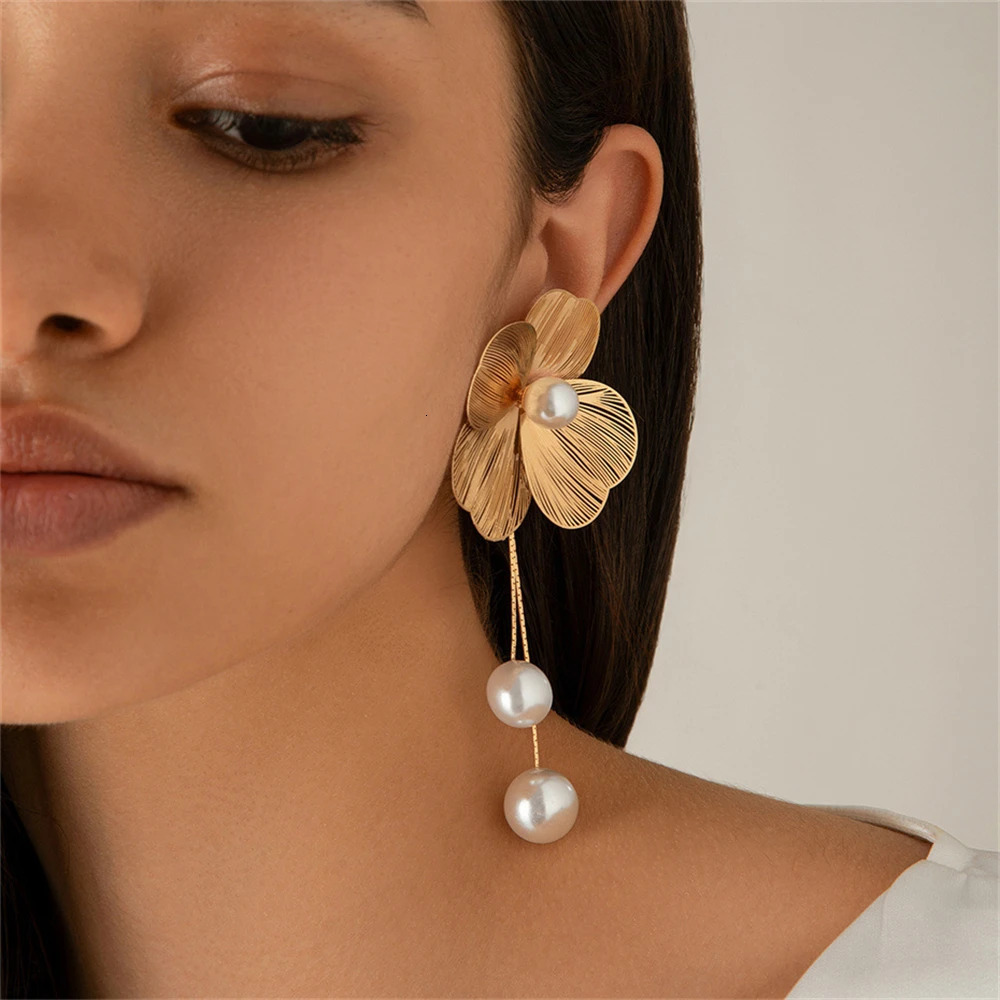 Fashion flower earrings pearl pendant Korean n womens stud metal jewelry accessories party gifts 250326