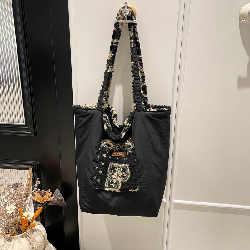 2025 New Summer Women's Simple Leisure Fashion Luxury Party Handbag Large Capacity Crossbody Bag Essential Shoulder Bag for College Students Shop